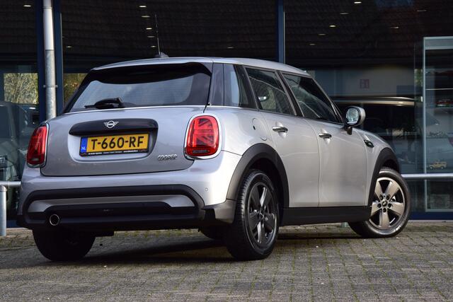 Mini COOPER Mini 1.5 136PK Camden Edition Automaat | BOVAG Garantie | Org. NL | Automatische Airco | Parkeer sensoren | All-season banden | Apple Carplay/Android Auto | LED koplampen |