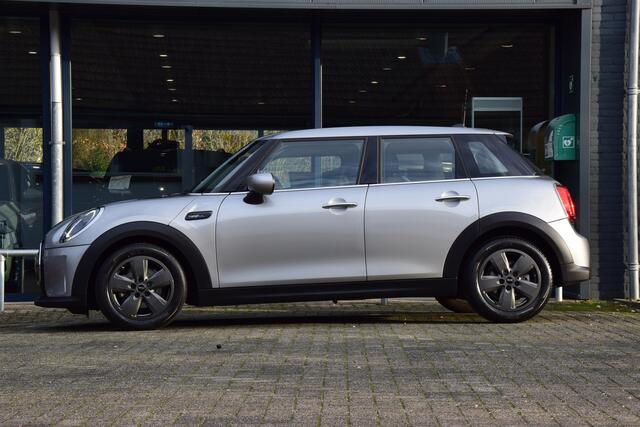 Mini COOPER Mini 1.5 136PK Camden Edition Automaat | BOVAG Garantie | Org. NL | Automatische Airco | Parkeer sensoren | All-season banden | Apple Carplay/Android Auto | LED koplampen |
