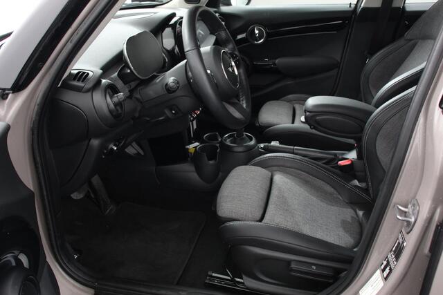 Mini COOPER Mini 1.5 Maximise Steptronic 5 deurs Navigatie Apple Carplay/Android Auto Camera Parkeer sensoren Airco Cruise Control Led