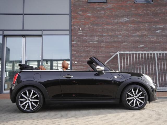 Mini COOPER Mini Cabrio 1.5 Chili Serious Business | Compleet nieuw cabriodak | Achteruitrijcamera | Lichtmetalen velgen | Navigatiesysteem | Climate control | Lederen bekleding | Stoelverwarming | Keyless entry en start