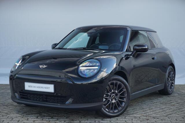 Mini COOPER 3-deurs E Blackyard | Pakket XS | Head-Up Display | Stoelverwarming | Led-Koplampen | Parking Assistant | Driving Assistant