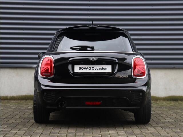Mini COOPER 5-deurs / John Cooper Works / Comfort Access / Sportstoelen / + Cruise Control / Parkeersensoren / LED / Navigatie / Climate Control / 17'' LMV /