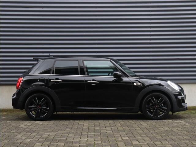 Mini COOPER 5-deurs / John Cooper Works / Comfort Access / Sportstoelen / + Cruise Control / Parkeersensoren / LED / Navigatie / Climate Control / 17'' LMV /