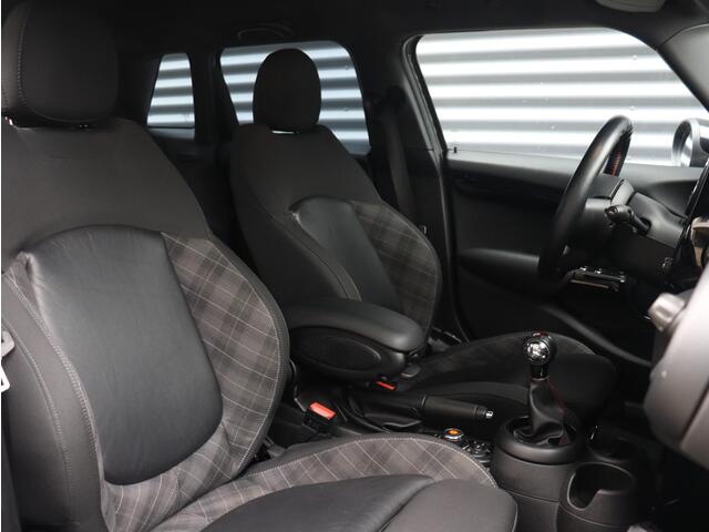 Mini COOPER 5-deurs / John Cooper Works / Comfort Access / Sportstoelen / + Cruise Control / Parkeersensoren / LED / Navigatie / Climate Control / 17'' LMV /
