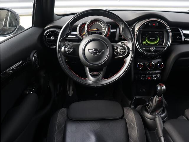 Mini COOPER 5-deurs / John Cooper Works / Comfort Access / Sportstoelen / + Cruise Control / Parkeersensoren / LED / Navigatie / Climate Control / 17'' LMV /