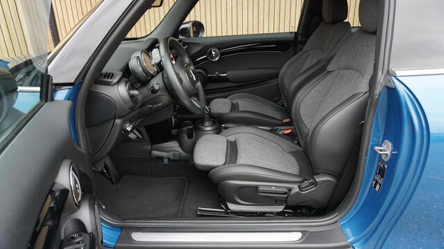 Mini COOPER 1.5 136pk 3Drs Business Edition *Black Pack* LED Navi *Multitone-Dak* 16inch LM Sportstoelen *NL auto* 34575km!