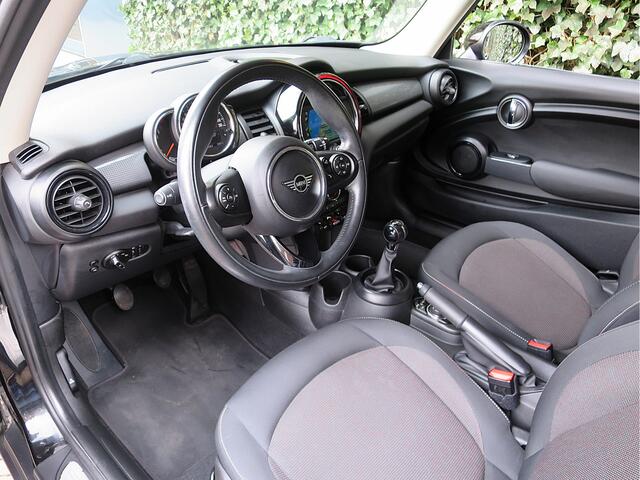 Mini COOPER 1.5 F56 LCI met Navi, BT, Clima, PDC en 15"