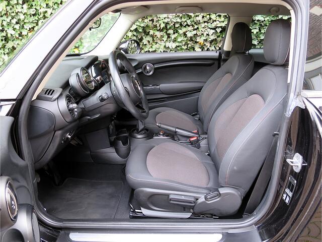 Mini COOPER 1.5 F56 LCI met Navi, BT, Clima, PDC en 15"