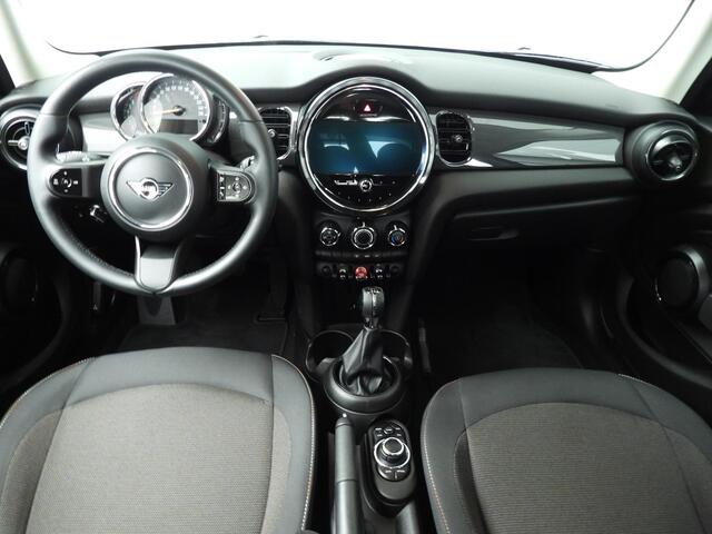 Mini COOPER 5-deurs PDC / LED / Cruise / ISOFIX / Navigatie / Alu wielen 16 inch black
