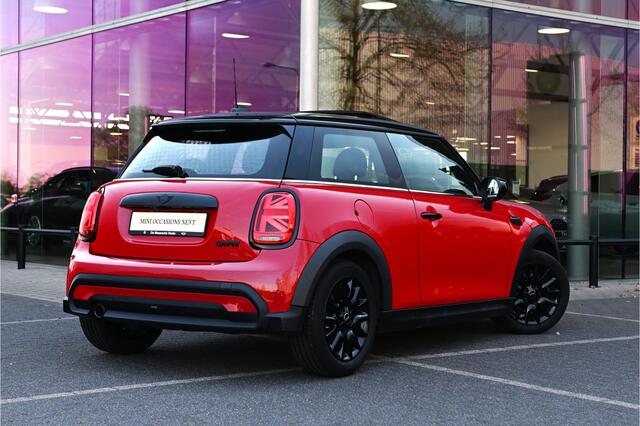 Mini COOPER Hatchback Classic / Panoramadak / Sportstoelen / Achteruitrijcamera / Cruise Control / LED / 16" LM Victory Spoke zwart