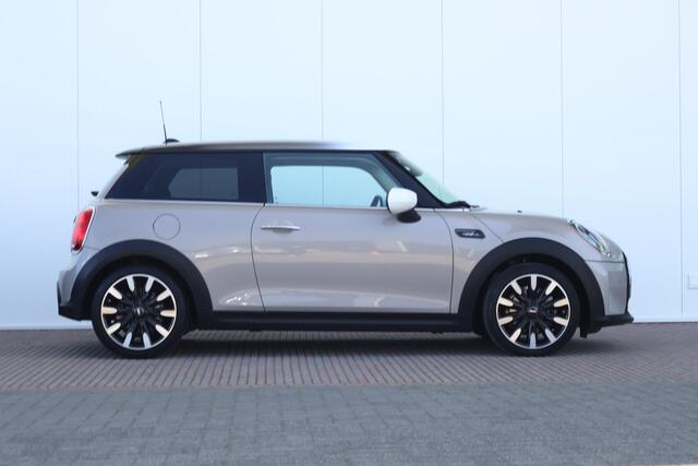 Mini COOPER Mini 1.5 Camden Go Edition Achteruitrijcamera / Cruise Control / Navigatie / Getint Glas / Sportstoelen