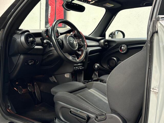 Mini COOPER Mini 1.5 Serious Business | Panoramadak | John Cooper Works | Parkeersensoren achter | 18 inch | NL auto |