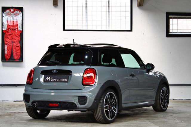 Mini COOPER Mini 1.5 Serious Business | Panoramadak | John Cooper Works | Parkeersensoren achter | 18 inch | NL auto |