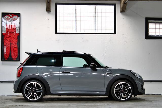 Mini COOPER Mini 1.5 Serious Business | Panoramadak | John Cooper Works | Parkeersensoren achter | 18 inch | NL auto |