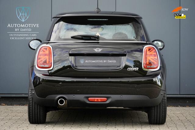 Mini COOPER Hatchback 1.5 136 pk SERIOUS BUS CHILI AUTOMAAT / HARMAN KARDON / HEAD-UP DISPLAY / NAVIGATIE GROOT / APPLE CARPLAY / KEYLESS ENTRY / 17 INCH LMV / LED / STOELVERWARMING