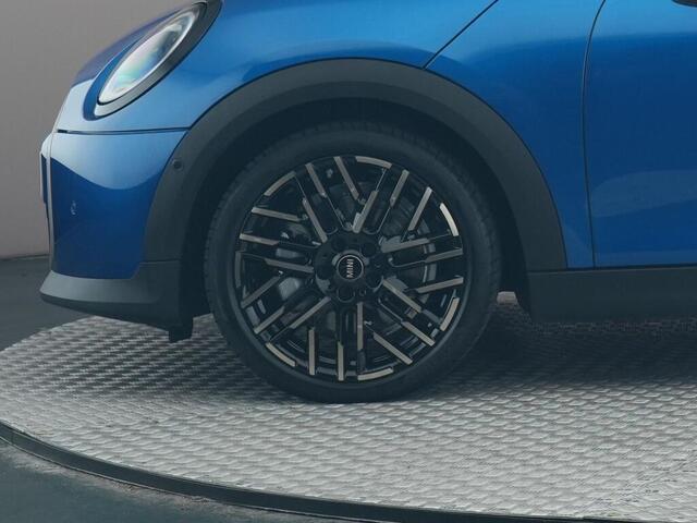 Mini COOPER 5-deurs 1.5 C Favoured Pakket L | 360 graden camera | Stoelverwarming | Sportstoelen | YUC