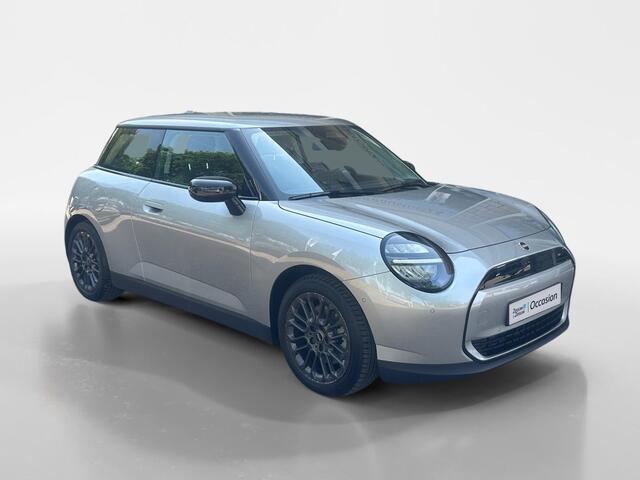 Mini COOPER 3-Deurs E Essential 40.7 kWh | Climate | Cruise | Camera | LM Velgen | Apple cp Android auto |