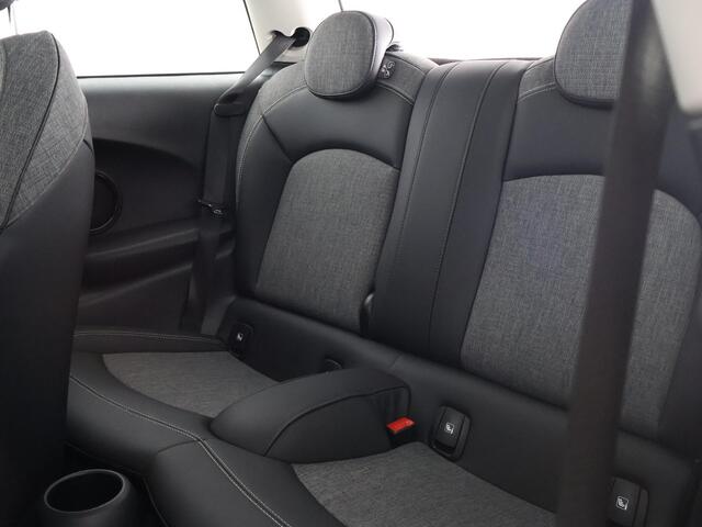Mini COOPER 3-Deurs 1.5 Sports Classic Automaat | Apple Carplay & AndroidAUTO | Parkeersensoren | 1e eigenaar |