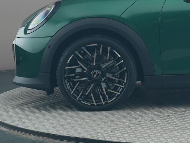 Mini COOPER 5-Deurs 1.5 C Favoured L 360 Camera | Panoramadak | Harman Kardon | AR-navigatie | Head-Up Display |