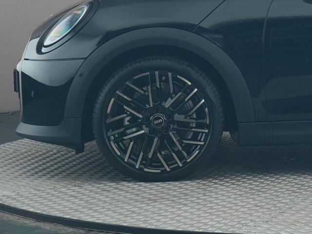 Mini COOPER 3-Deurs 1.5 C Favoured M Harman Kardon | Panoramadak | Stoel/stuurverwarming | achteruitrijcamera