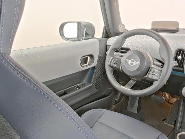 Mini COOPER 3-Deurs 1.5 C Favoured M Harman Kardon | Panoramadak | Stoel/stuurverwarming | achteruitrijcamera