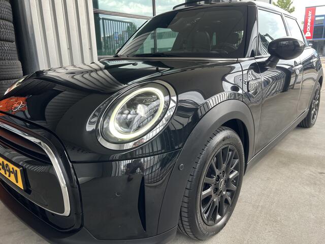 Mini COOPER 5-Deurs 1.5 Classic | SCHUIF/KANTELDAK | HEAD-UP DISPLAY | HARMAN/KARDON | CAMERA | CARPLAY/ANDROID | NAVI | STOELVERWARMING | PDC V+A | LMV | KEYLESS | CRUISE CONTROL | CLIMATE CONTROL | LED | DAB
