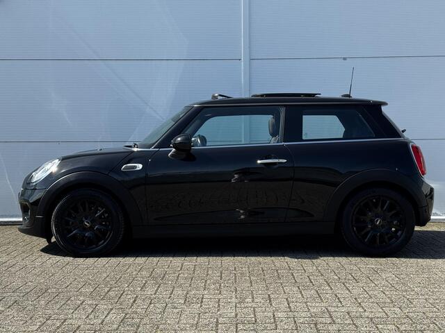 Mini COOPER 3-Deurs 1.5 Pepper Serious Business / Stoelverwarming voor / Navigatie / Parkeersensoren achter / Panorama Dak / Airco Climate Control