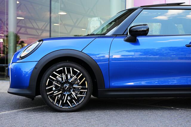 Mini COOPER Hatchback C Automaat / Favoured / Pakket XL / 18" Night Flash Spoke 2-tone