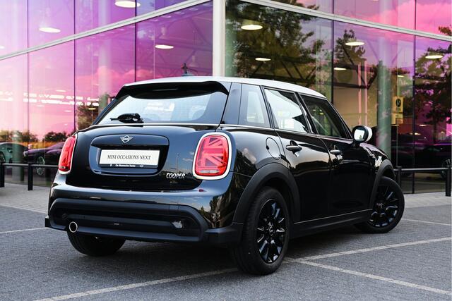 Mini COOPER Hatchback Classic Camden Automaat / Cruise Control / LED / Multifunctioneel stuurwiel / PDC / 16" LM Victory Spoke zwart