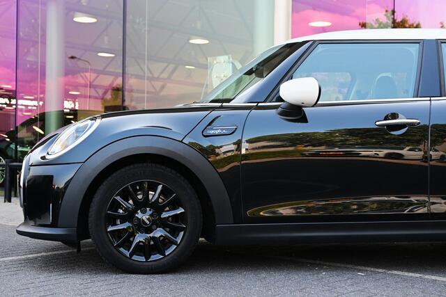 Mini COOPER Hatchback Classic Camden Automaat / Cruise Control / LED / Multifunctioneel stuurwiel / PDC / 16" LM Victory Spoke zwart