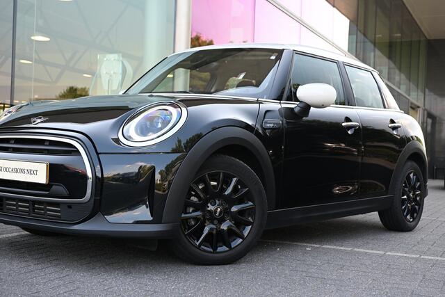 Mini COOPER Hatchback Classic Camden Automaat / Cruise Control / LED / Multifunctioneel stuurwiel / PDC / 16" LM Victory Spoke zwart