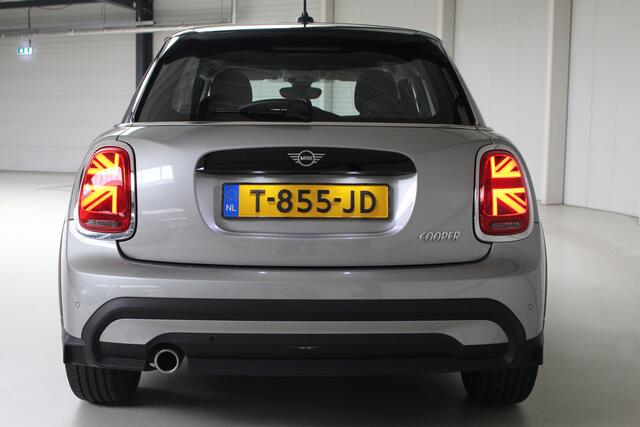 Mini COOPER 5-Deurs 1.5 Camden Edition Automaat | Navigatie | PDC | Cruise Control