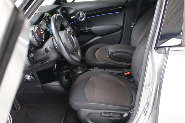 Mini COOPER 5-Deurs 1.5 Camden Edition Automaat | Navigatie | PDC | Cruise Control