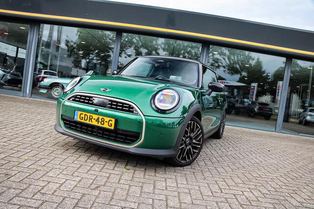 Mini COOPER 3-Deurs 1.5 C Favoured L PANO / 360 CAM. / H&K / HEAD UP
