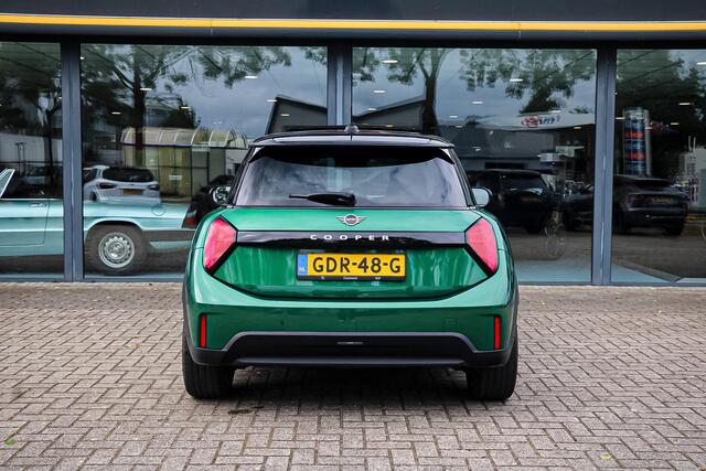 Mini COOPER 3-Deurs 1.5 C Favoured L PANO / 360 CAM. / H&K / HEAD UP