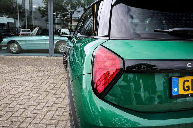 Mini COOPER 3-Deurs 1.5 C Favoured L PANO / 360 CAM. / H&K / HEAD UP