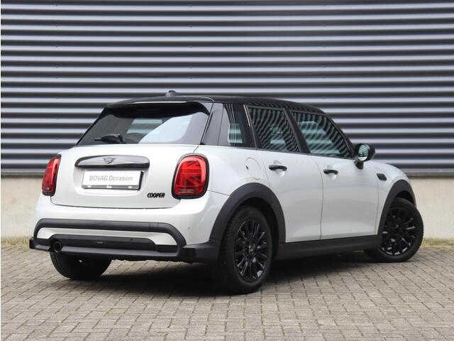 Mini COOPER 5-deurs | Classic + Sportstoelen + Climate Control + Apple Carplay + Parkeersensoren + Donkere Hemelbekleding + Cruise Control + 16" Victory Spoke zwart