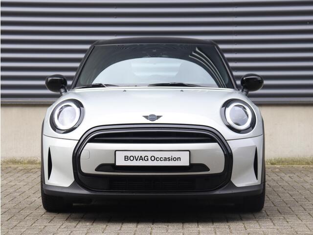 Mini COOPER 5-deurs | Classic + Sportstoelen + Climate Control + Apple Carplay + Parkeersensoren + Donkere Hemelbekleding + Cruise Control + 16" Victory Spoke zwart