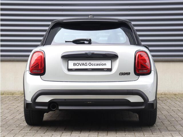 Mini COOPER 5-deurs | Classic + Sportstoelen + Climate Control + Apple Carplay + Parkeersensoren + Donkere Hemelbekleding + Cruise Control + 16" Victory Spoke zwart