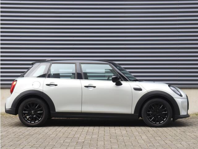 Mini COOPER 5-deurs | Classic + Sportstoelen + Climate Control + Apple Carplay + Parkeersensoren + Donkere Hemelbekleding + Cruise Control + 16" Victory Spoke zwart