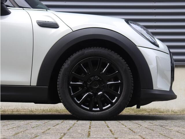 Mini COOPER 5-deurs | Classic + Sportstoelen + Climate Control + Apple Carplay + Parkeersensoren + Donkere Hemelbekleding + Cruise Control + 16" Victory Spoke zwart