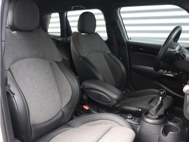 Mini COOPER 5-deurs | Classic + Sportstoelen + Climate Control + Apple Carplay + Parkeersensoren + Donkere Hemelbekleding + Cruise Control + 16" Victory Spoke zwart