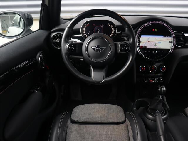 Mini COOPER 5-deurs | Classic + Sportstoelen + Climate Control + Apple Carplay + Parkeersensoren + Donkere Hemelbekleding + Cruise Control + 16" Victory Spoke zwart