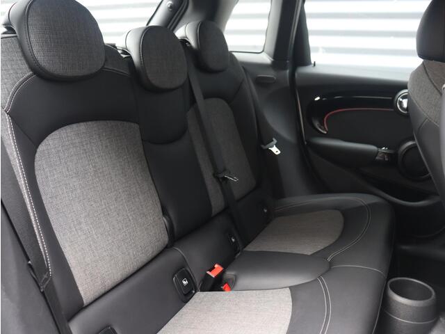 Mini COOPER 5-deurs | Classic + Sportstoelen + Climate Control + Apple Carplay + Parkeersensoren + Donkere Hemelbekleding + Cruise Control + 16" Victory Spoke zwart