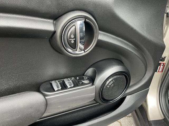 Mini COOPER Cabrio 1.5 Salt Airco Cruise control Stoelverwarming Stuurwiel multifunctioneel Telefoonverbinding Navigatiesysteem 4-Persoons