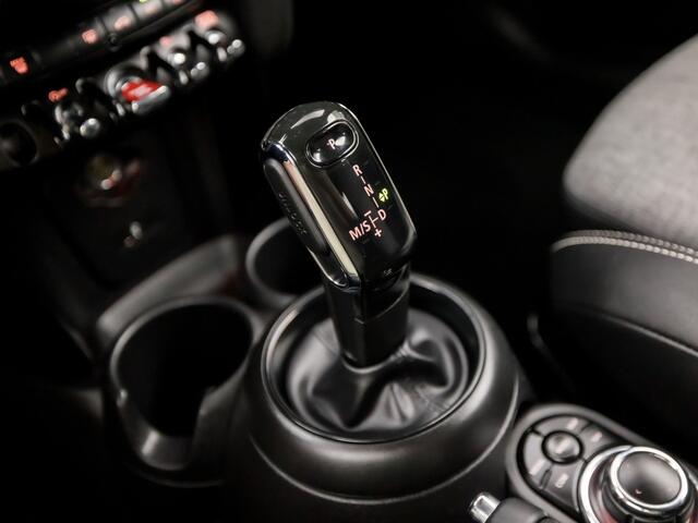Mini COOPER 3-deurs 1.5 Classic Automaat 136Pk (VIRTUAL COCKPIT, DEALER ONDERHOUDEN, APPLE CARPLAY, GROOT NAVI, UNION JACK ACHTERLICHTEN, CAMERA, SPORTSTOELEN, GETINT GLAS, LEDER, CRUISE, NIEUWSTAAT)