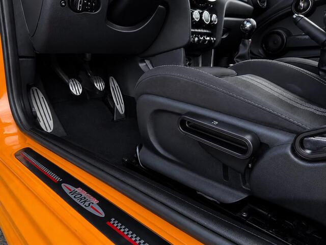 Mini COOPER 1.5 | JCW | NL Auto | 18" | NAV | Dealer Ond.