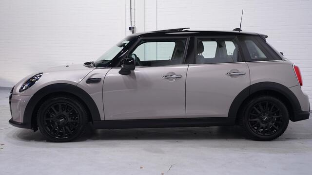 Mini COOPER 5-Deurs 1.5 Business Edition 2e Eig. NAP Clima Navi Panodak PDC achter Apple-carplay bleutooth telefonie Sportstoelen voor half lederen bekleding cruise-controle