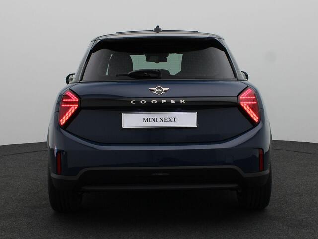 Mini COOPER 5-Deurs 1.5 C Favoured M