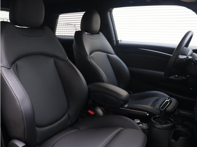 Mini COOPER 3-Deurs | Classic + Camera + Sportstoelen + Apple Carplay + Getint Glas + Climate Control + LED Koplampen + 17'' Tentacle Spoke Black